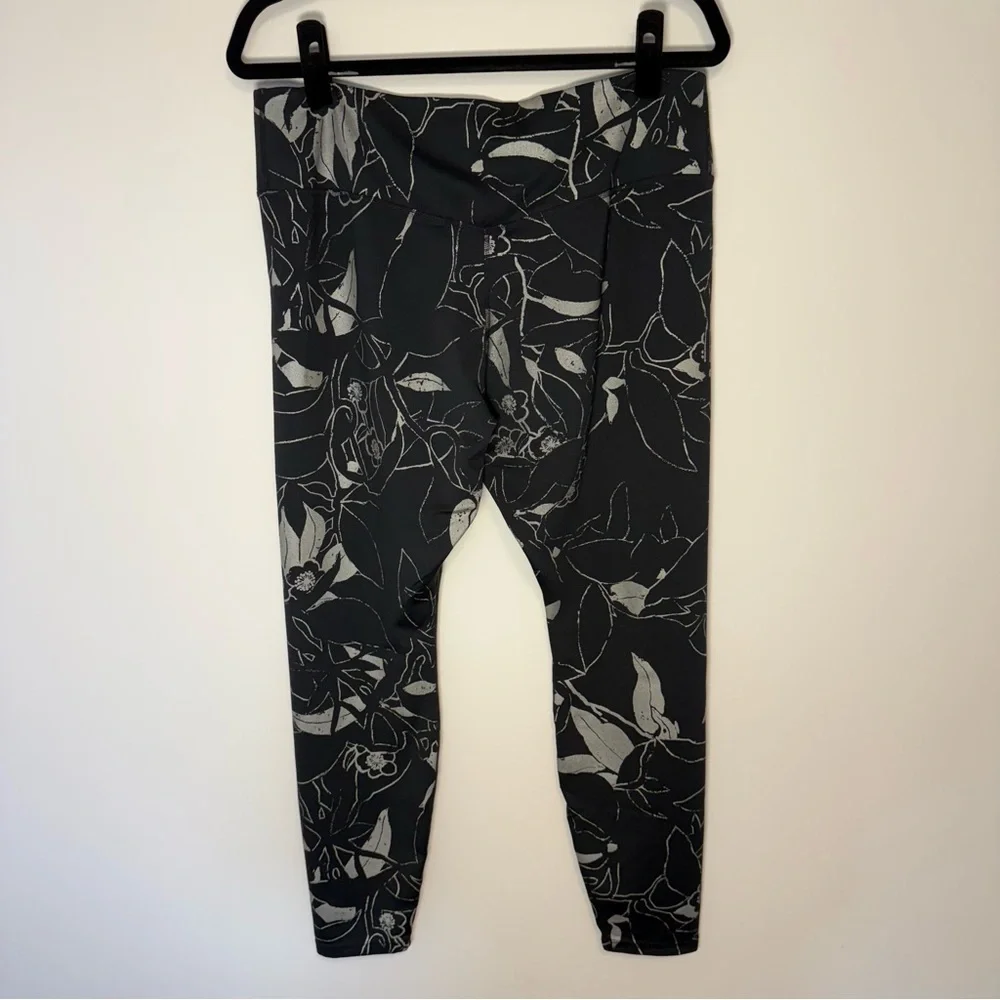 Nike Women’s Black Metallic Floral Sport Leggings Size XXL - Picture 2 of 6